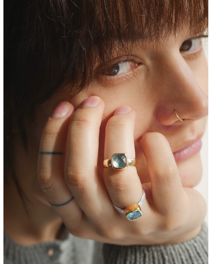 Pierścionek z topazem na srebrnej obrączce